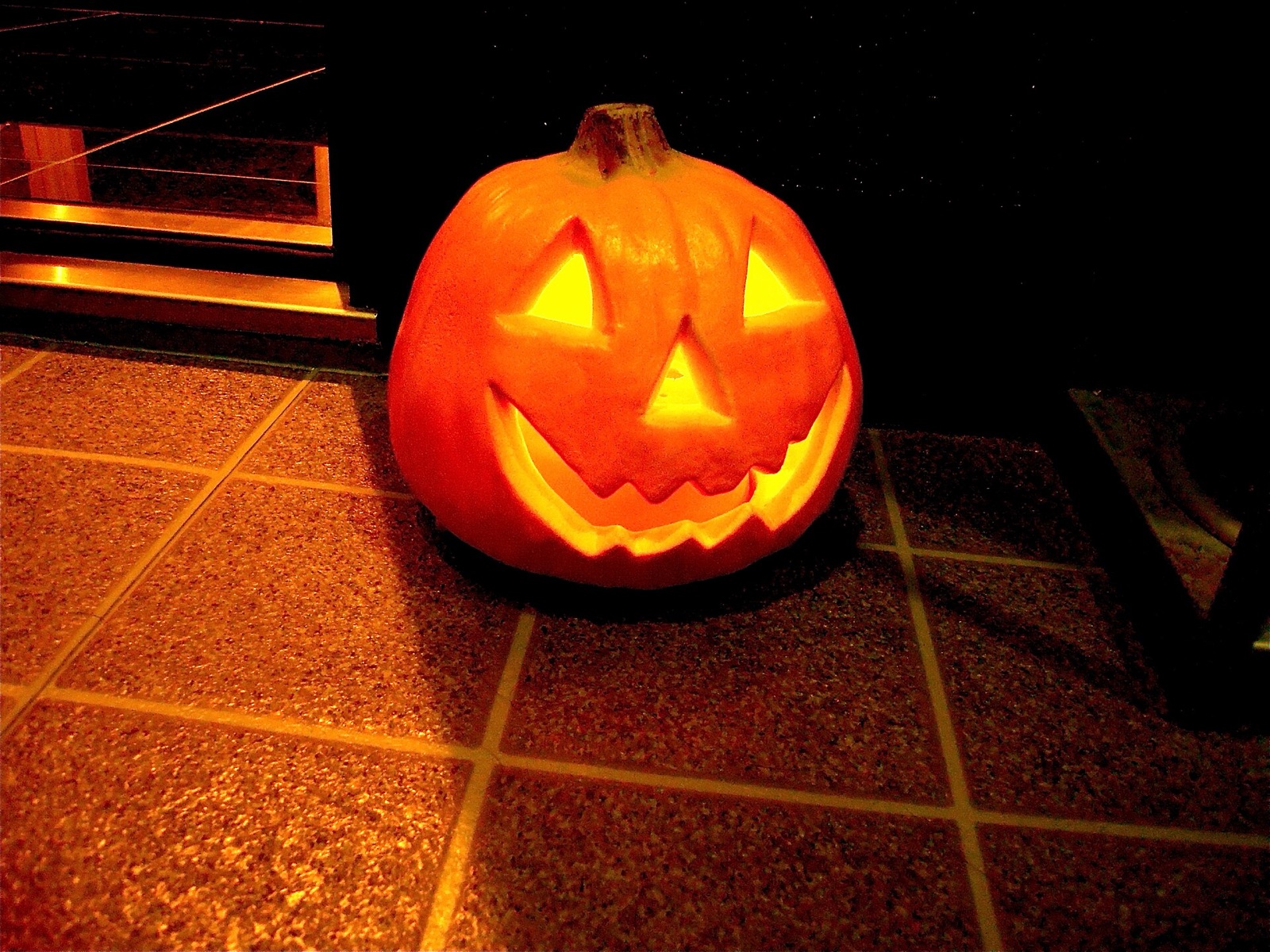 Calabazas de Halloween talladas, iluminadas por dentro