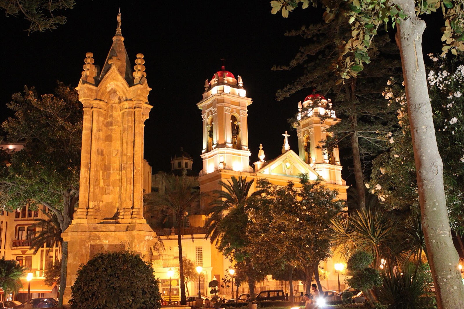 La plaza de África de Ceuta de noche, con la catedral al fondo