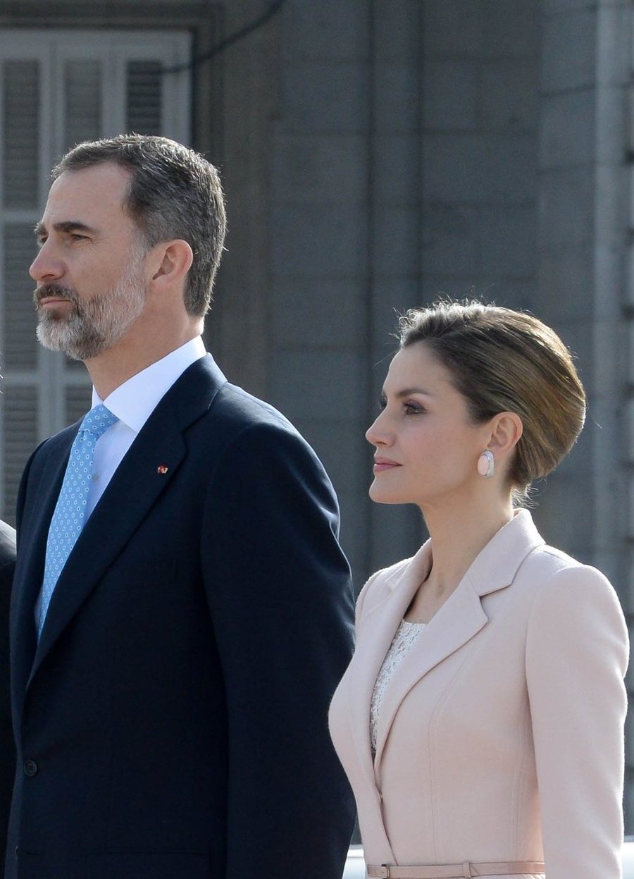 Don Felipe y doña Letizia, de pie, en un acto oficial
