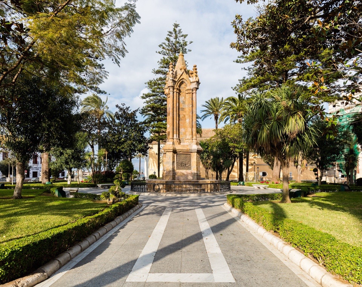 La plaza de África de Ceuta, con sus jardines, palmeras y el monumento a los caídos en el centro