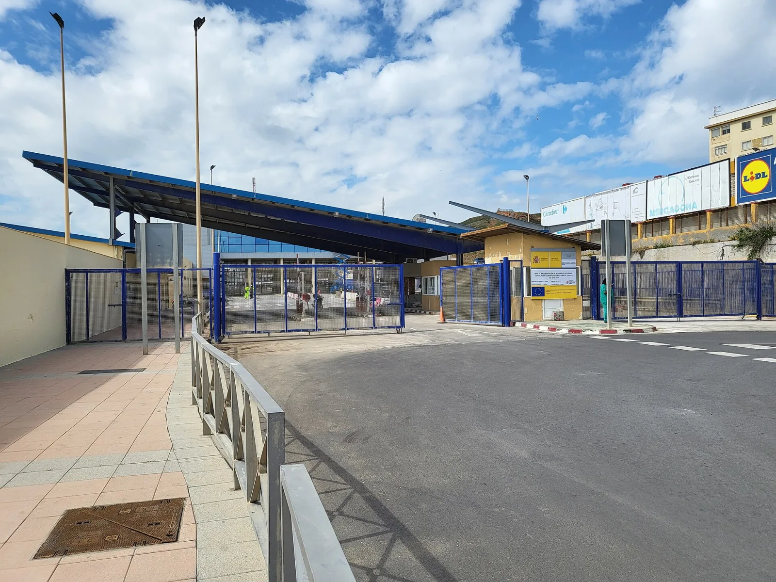 Puesto fronterizo de El Tarajal, en Ceuta, con sus vallas azules y la marquesina de control, sin personas a la vista, en una imagen de 2022.