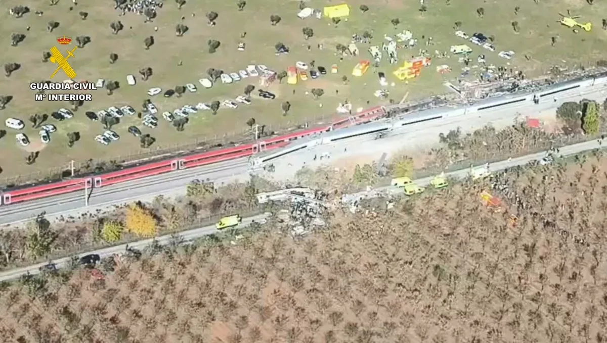 Vista aérea de la Guardia Civil del lugar del accidente de Urda: los vagones descarrilados junto a la vía y los equipos de emergencia desplegados en el campo.