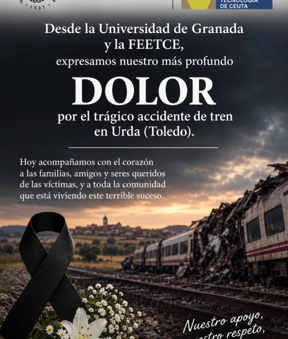 Lazo negro y flores junto a vías de tren con vagones dañados y un pueblo al fondo, bajo un texto de condolencia.