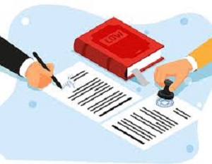 Dos manos firman y sellan unos documentos sobre una mesa, junto a un libro rojo.